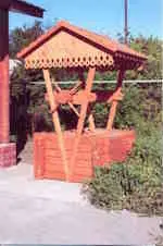 Декоративный (русский) колодец.