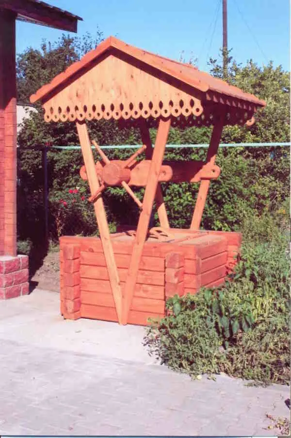 Декоративный (русский) колодец.