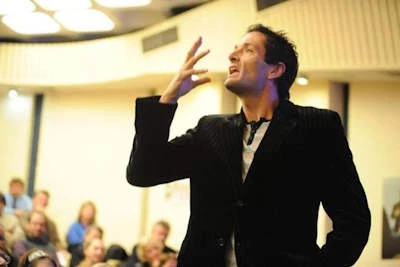 Мужчина болтун